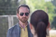 Dead End – Bürgermeister Herbst (Fabian Busch) im Gespräch mit Emma (Antje Traue) vor dem Altenheim.