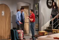 Two and a Half Men – Zoey (Sophie Winkleman, r.) zieht mit ihrer Tochter Ava als Probelauf für eine Woche bei Walden (Ashton Kutcher, l.) ein. Alan (Jon Cryer, M.) bleibt daraufhin nichts anderes übrig, als sich eine neue Bleibe zu suchen ...