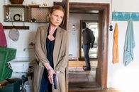 Die Chefin – Allein in einem Landhaus wartet Vera Lanz (Katharina Böhm) auf den Eindringling. Wer von beiden sitzt hier in der Falle?