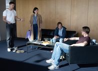Tatort – v.li.: Hauptkommissar Leo Hölzer (Vladimir Burlakov), Hauptkommissarin Esther Baumann (Brigitte Urhausen), Hauptkommissarin Pia Heinrich (Ines Marie Westernströer) und Hauptkommissar Adam Schürk (Daniel Sträßer) im Kommissariat.