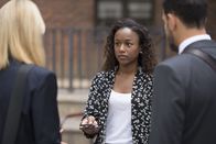 Homeland – Kann Simone Bah (Ashlei Sharpe Chestnut, M.) Carrie (Claire Danes, l.) und Reda (Patrick Sabongui, r.) bei den Ermittlungen in Fall ihres Bruders Sekou behilflich sein?