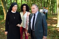 Um Himmels Willen – Hanna (Janina Hartwig, li.) erwischt Jenny Winter (Barbara Wussow) und Wöller (Fritz Wepper) bei den Vermessungsarbeiten im Wald.