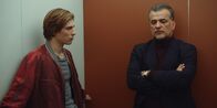 neoriginal: Crystal Wall – Marc (Michael Masula, r.) zeigt Nicolas (Gustav Schmidt, l.) die versteckten Geheimnisse im Dardenne Headquarter.