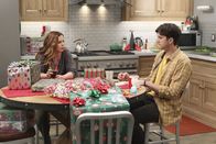 Two and a Half Men – Steht Jenny (Amber Tamblyn, l.) in Liebesfragen zur Seite: Walden (Ashton Kutcher, r.) ...