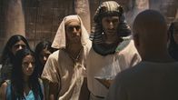 Tatort Antike – Echnatons religiöse Revolution schockiert seine Untertanen. In der Bevölkerung regt sich Widerstand.