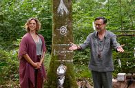 WaPo Bodensee – Die Freundin des Mordopfers, Frauke Singer (Anjorka Strechel, l.) und Dr. Johannes Ringwald (Ingo Abel, r.), Ehemann des Mordopfer und zweifelhafter Schamane, stehen unter Verdacht. Was passierte bei den Ayahuasca-Sessions?