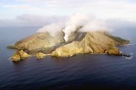 Leben mit Vulkanen – 50 Kilometer vor der Küste im Norden Neuseelands liegt White Island, die aus dem Wasser ragende Spitze eines 1.600 Meter hohen untermeerischen Vulkans.