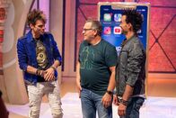1, 2 oder 3 – Die Ehrlich Brothers (l. und r.) zeigen die Kunst der Illusion. Ob Elton (M.) darauf hereinfällt?