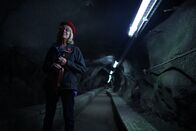 Geheime Welten - Reise in die Tiefe – Emotionale Reise: Im Zweiten Weltkrieg war Janet Parrs Vater am Bau der Militärtunnel im Fels von Gibraltar beteiligt.
