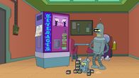 Futurama – Bender (r.) gerät mit der neuesten Errungenschaft bei Planet Express, einem Getränkeautomaten namens Bev (l.), aneinander. Doch aus einem Streit wird mehr und völlig überraschend für Bender produziert Bev am nächsten Morgen ein Baby (M.) - und das hat schicksalhafte Folgen ...