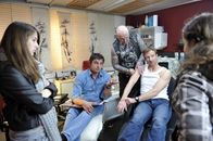 Der Bergdoktor – Durch Lilli (Ronja Forcher, r.) inspiriert, wollen sich auch Martin (Hans Sigl, 2.v.l.) und sein Bruder Hans (Heiko Ruprecht, 2.v.r.) ein Tattoo stechen lassen (Anna Hippert, li.).