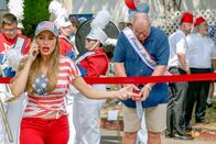 Modern Family – Sofía Vergara (Gloria Delgado), Ed O'Neill (Jay Pritchett).