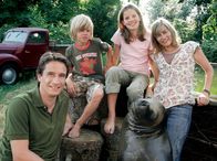 Eine Robbe und das große Glück – Fischerin Anne (Gesine Cukrowski, rechts) freut sich, dass ihr Freund Thomas (Oliver Mommsen, links) mit seinen Kindern Nele (Anja Stührk) und Moritz (Franz Anton Kross) endlich zu ihr und ihrer Robbe William zieht.