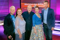 Meister des Alltags – Florian Weber stellt in seinem Wissensquiz die Alltagstauglichkeit seiner prominenten Kandidaten auf die Probe. „Meister des Alltags“ spendet seinen Gewinn einem guten Zweck. v.li. Guido Cantz, Alice Hoffmann, Bodo Bach, Enie van de Meiklokjes und Florian Weber.