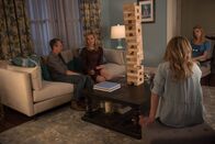 The Exorcist – Während das Familienleben von (v.l.n.r.) Henry (Alan Ruck), Angela (Geena Davis), Casey (Hannah Kasulka) und Kat (Brianne Howey) durch den Dämon auf eine harte Probe gestellt wird, kommt es in der Stadt zu einer Serie von Ritualmorden ...