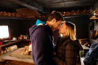 Der Bergdoktor – Hermine Stubben (Nadeshda Brennicke, r.) und der wesentlich jüngere Tom Ostermaier (Frederik Götz, l.) kämpfen noch gegen ihre Gefühle an.