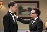 The Big Bang Theory – Wird Sheldon (Jim Parsons, l.) tatsächlich pünktlich vor den Traualtar treten oder muss Leonard (Johnny Galecki, r.) noch eingreifen?