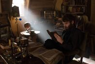 Salem – Nicht ahnend, welche Macht die junge Mercy mittlerweile hat, will Reverend Mather (Seth Gabel) zusammen mit John die Hexen aus ihrem Versteck locken ...