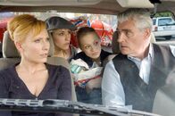 Arme Millionäre – Familie Gabriel (v.li.: Andrea Sawatzki, Maxi Warwel, Mavie Hörbiger, Sky du Mont) wird von der Polizei gestoppt. Adinas Etikettenschwindel ist aufgeflogen und sie muss mit aufs Revier.