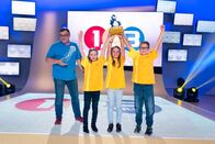 1, 2 oder 3 – Rateteam aus Hofkirchen im Traunkreis/Österreich mit Elton und dem Piet-Flosse-Pokal.