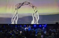 Musicverse – Für Alice Merton wurden weitläufige Landschaften und Atmosphären KI-generiert.