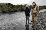 Die Inseln der Queen – Mitchell Partridge, der Skye Ghillie, mit einer Kundin beim Fliegenfischen