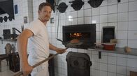 Heimatleuchten – August Wieneroither, Bäcker der Erlachmühle. Bäckt Roggenbrot aus Natursauerteig. Sohn der Familie Wieneroither, denen die Erlachmühle gehört