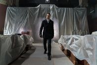 Elementary – Christopher Gray, ein Handlanger und Spion von Morland, wird bei dem Versuch, den Mann, der eine Bombe in Holmes' (Jonny Lee Miller) und Watsons Haus deponierte, aufzuhalten, verletzt. Für die beiden Detektive gilt es nun, den Bombenleger so schnell wie möglich zu finden ...