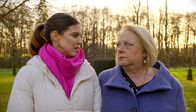 Rote Rosen – Zwischen Gisela (Martina Eitner-Acheampong r.) und Valerie (Maike Johanna Reuter l.) gibt es Spannungen: Valerie (Maike Johanna Reuter l.) fühlt sich von Victoria (Caroline Schreiber) missverstanden und wirft Gisela (Martina Eitner-Acheampong r.) vor, nicht hinter ihr zu stehen.