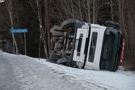 Ice Road Rescue - Extremrettung in Norwegen – ORKANGER, NORWAY - "Wasted" - Truck on its side.