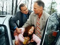 In aller Freundschaft – MDR Fernsehen IN ALLER FREUNDSCHAFT FOLGE 100, "Die Kehrseite des Ruhms" Uhr. Prof. Reutter (Hans Peter Hallwachs, links) und Prof. Simoni (Dieter Bellmann) helfen der Frau eines Kollegen (Cornelia Schindler) nach einem schweren Autounfall aus dem Auto. Sie muß sofort operiert werden, und Prof. Reutter kann seine Erfahrung und Kompetenz dabei unter Beweis stellen...