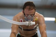 The Program - Um jeden Preis – Wissenschaft und Beinarbeit: Lance (Ben Foster) weiß, dass er nur mit genug Sauerstoff im Blut die Tour de France gewinnen kann.