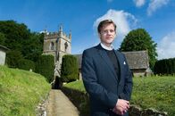 Father Brown – Reverend Wilfred Bohuns (Adam Astill) Bruder wird auf einer Gartenparty erschlagen.