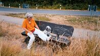 Die Ernährungs-Docs – Spaziergang mit abruptem Ende: Oft muss Britta K. das Gassigehen mit Hund Piff abbrechen und sich von ihrem Sohn abholen lassen. Zu stark wütet die Arthrose, vor allem in ihrem linken Knie.