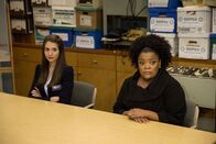 Community – Annie (Alison Brie, l.) und Shirley (Yvette Nicole Brown, r.) müssen zugeben, dass ihre Zukunftspläne nicht ganz so geglückt sind, wie gewünscht ...
