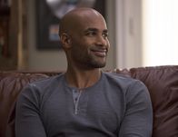 The Last Man on Earth – Als der attraktive Phil (Boris Kodjoe) in Tucson auftaucht, sind die Frauen sofort hin und weg. Nur Phil und Todd sind nicht gerade begeistert über die neue Konkurrenz ...