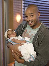 Scrubs - Die Anfänger – Glücklich über seinen Nachwuchs: Turk (Donald Faison) ...