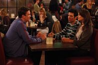 How I Met Your Mother – Sind über Barney und seine Taktik Frauen flachzulegen überrascht: Ted (Josh Radnor, M.), Marshall (Jason Segel, l.) und Robin (Cobie Smulders, r.) ...