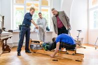Die Rosenheim-Cops – Kommissar Stadler (Dieter Fischer, r.) wirft mit Polizeihauptmeister Mohr (Max Müller, l.) und einer Kollegin (Julia Angeli, M.) von der Spurensicherung schon mal einen Blick auf das Opfer.