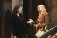 2 Broke Girls – Als ein britischer Rockstar direkt vor ihrem Cupcake-Fenster an einer Drogenüberdosis stirbt, sind Max (Kat Dennings, l.) und Caroline (Beth Behrs, r.) besorgt um ihren Laden. Doch dann kommt alles ganz anders ...