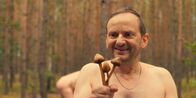 neoriginal: Doppelhaushälfte – Andi (Milan Peschel) meint, sich gut mit Waldpilzen auszukennen.