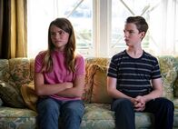 Young Sheldon – Missy Cooper (Raegan Revord, l.); Sheldon Cooper (Iain Armitage, r.)
