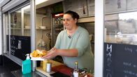 ZDF.reportage – Die gute Portion Pommes serviert Mandy stehts mit einem Lächeln.
