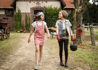 Hanni & Nanni - Mehr als beste Freunde – Hanni (Laila Meinecke, l.) und Nanni (Rosa Meinecke, r.) sind auf dem Weg in den Reitstall.