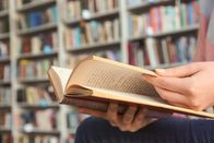 English bite-size – Woman reading book, closeup