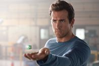Green Lantern – Als ein schwerverletztes, außerirdisches Wesen auf der Erde notlandet und die grüne Kraft, aus der dieser seine Macht bezieht, sich den draufgängerischen Hal Jordan (Ryan Reynolds) als Nachfolger aussucht, gerät dessen Leben mehr und mehr außer Kontrolle ...