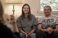 Signes – Signes Flucht und Integration Yuliia Bovt mit ihrem Vater Oleksandr Bovt: Die ganze Familie ist aus der Ukraine geflüchtet. Copyright: SRF/RTS