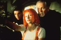 Das fünfte Element – Augenblicklich erkennt der Priester Cornelius (Ian Holm, r.) in dem geheimnisvollen Mädchen Leeloo (Milla Jovovich, M.) die Trägerin des fünften Elements ...