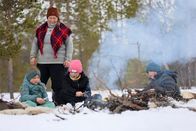 Zu Tisch ... – Zu Tisch Røros – Norwegen Mutter und Töchter Danielsen backen Pjalt Copyright: SRF/Berlin Producers Media/Gero von Schneider Marientreu