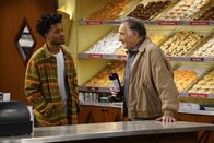 Superior Donuts – Franco (Jermaine Fowler, l.); Arthur (Judd Hirsch, r.)
